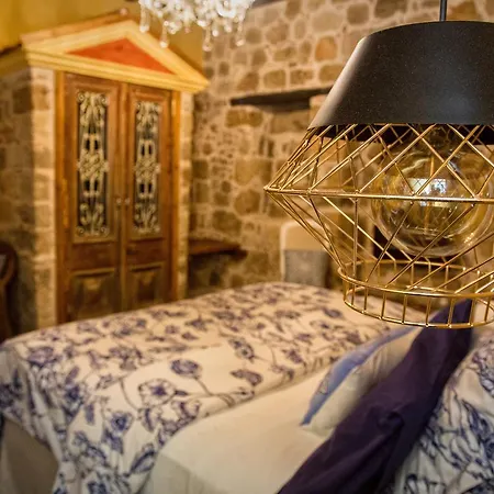 George & Alexandra's Apartman *