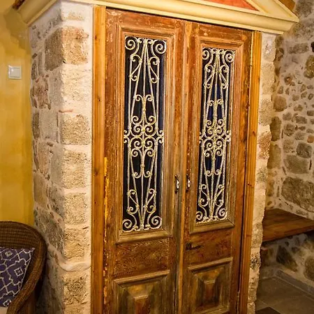 George & Alexandra's Apartman *