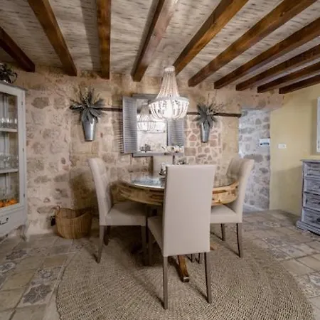 George & Alexandra's Appartement
