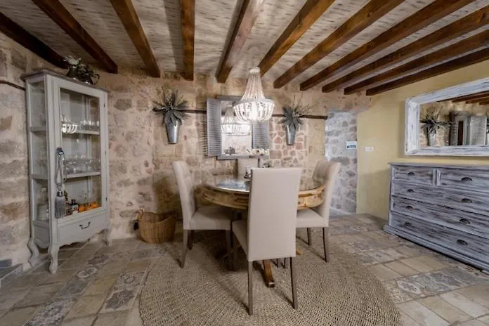 George & Alexandra's Daire